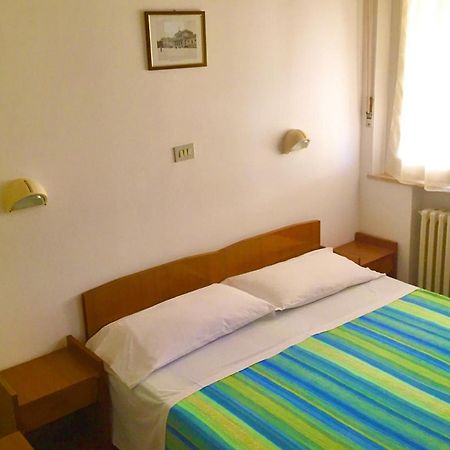 Hotel Alessi** リミニ エクステリア 写真