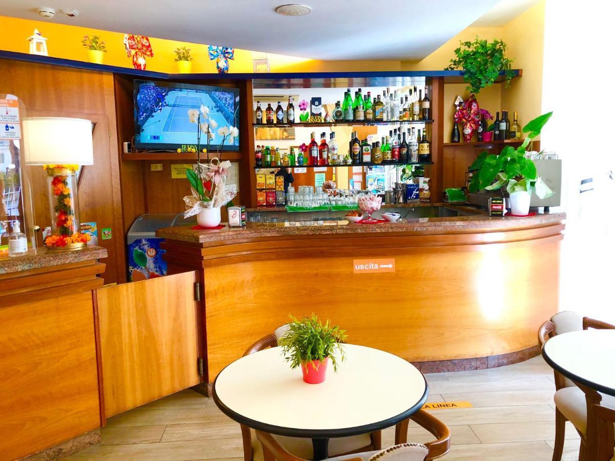 Hotel Alessi** リミニ エクステリア 写真